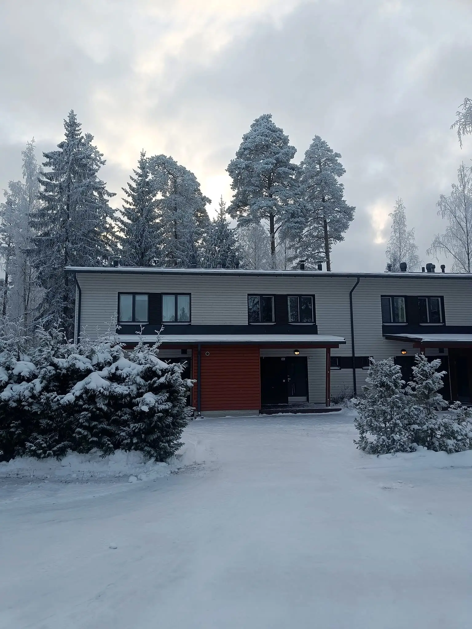 Talo lumen keskellä