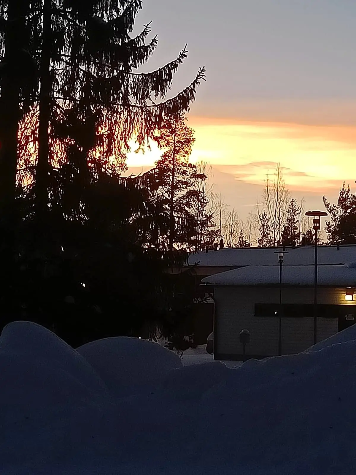 Talvimaisema talon lähellä