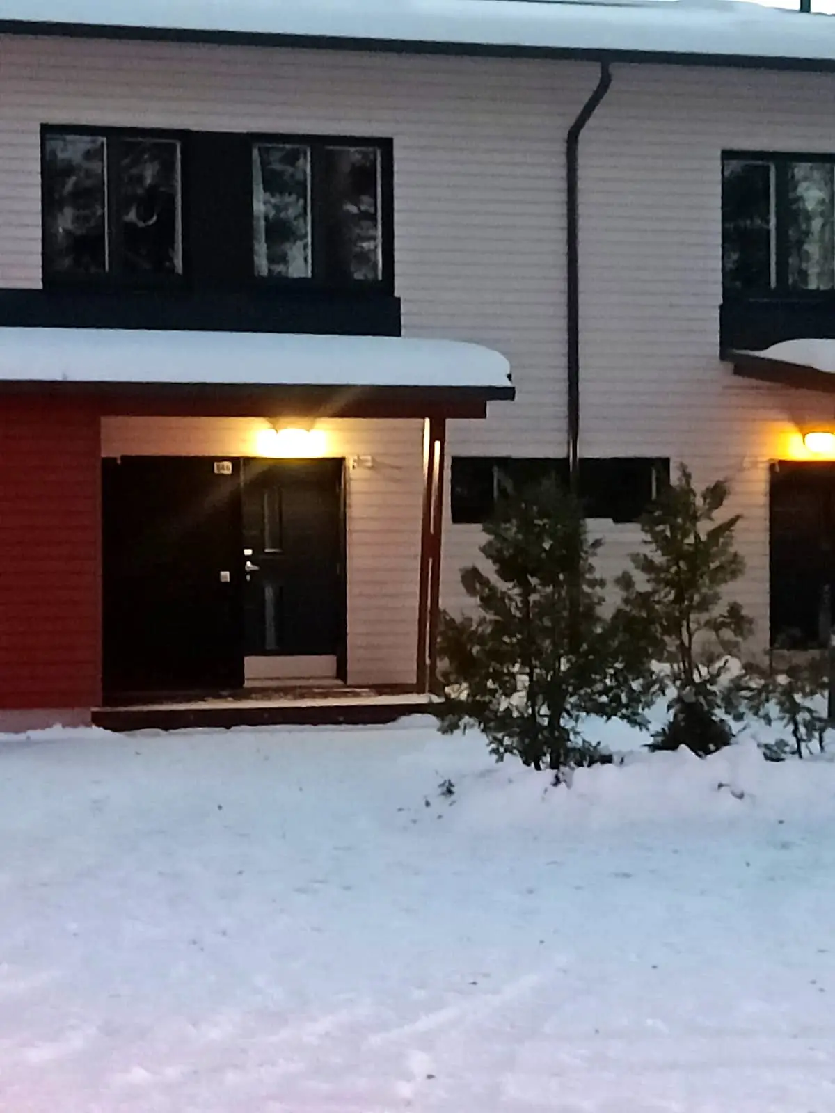Talo lumen keskellä